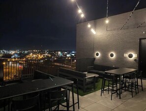 Outdoor dining - Walk to Honky Tonks, 10 beds & Rooftop Views Dtown (Nashville)
