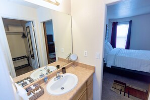 3 bedrooms, in-room safe, desk, iron/ironing board
