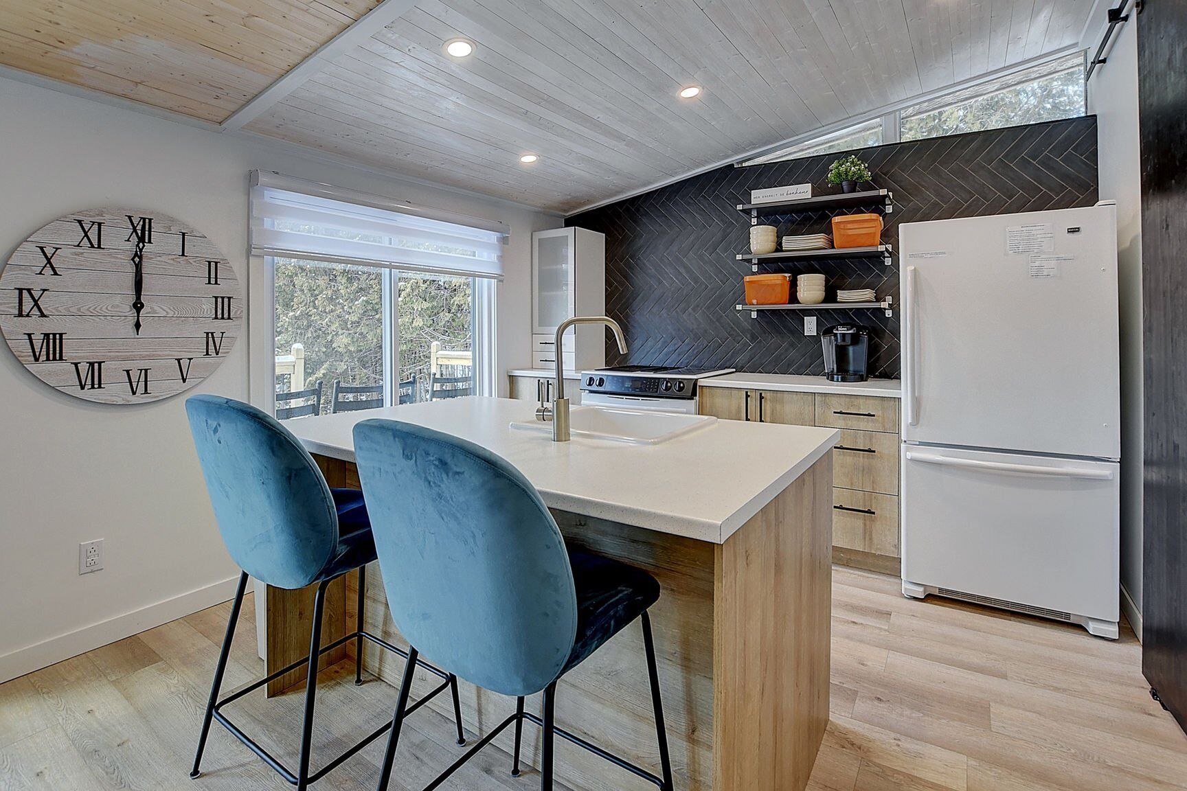 Beautifully fully renovated 3 bedroom lake front cottage