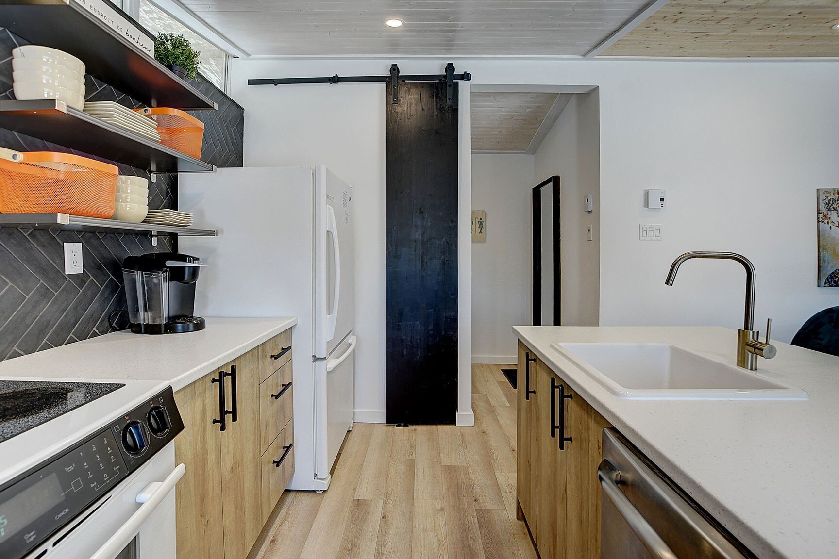 Beautifully fully renovated 3 bedroom lake front cottage