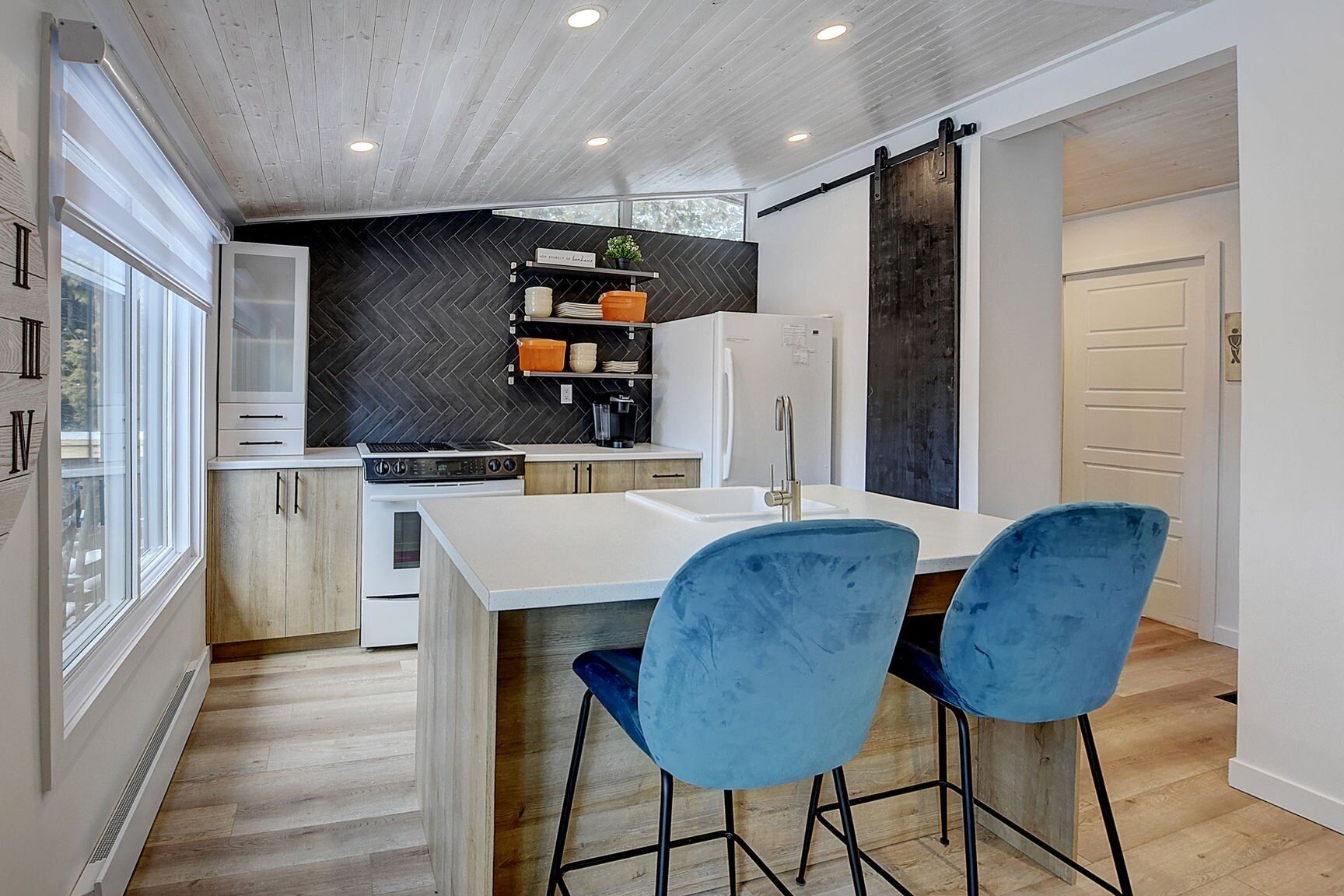 Beautifully fully renovated 3 bedroom lake front cottage