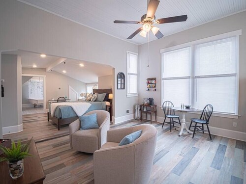 Historic Studio Apartment by Marietta Square!