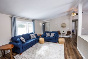 Smart TV, books - Beautifully updated home in Egg Harbor- Dog Friendly with Fully Fenced in yard! (Egg Harbor)