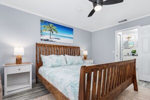 3 habitaciones, escritorio y tabla de planchar con plancha 