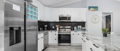 Jääkaappi, mikroaaltouuni, uuni, liesi