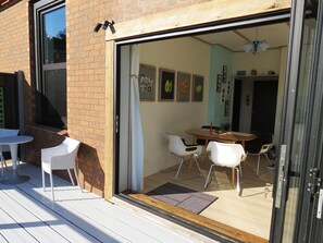 Outdoor dining - The Origami Apartment. Spacious, private, local views......close to town (Wentworth Falls)