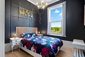1 bedroom, free WiFi, bed sheets - The Origami Apartment. Spacious, private, local views......close to town (Wentworth Falls)