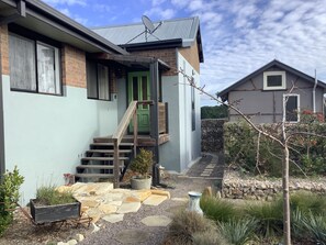 Exterior - The Origami Apartment. Spacious, private, local views......close to town (Wentworth Falls)