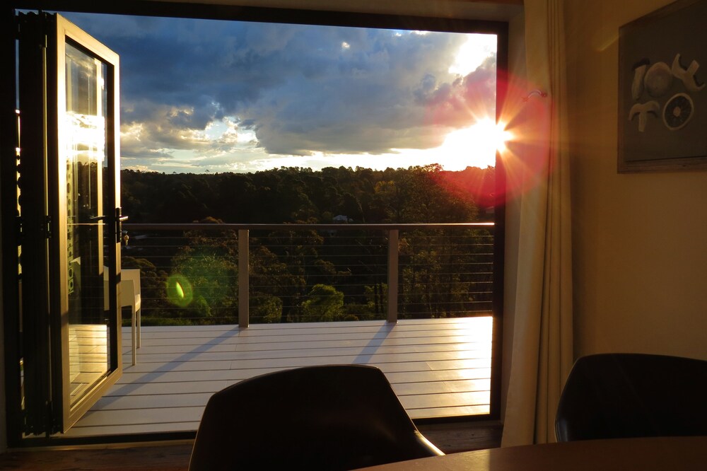 The Origami Apartment. Spacious, private, local views......close to town