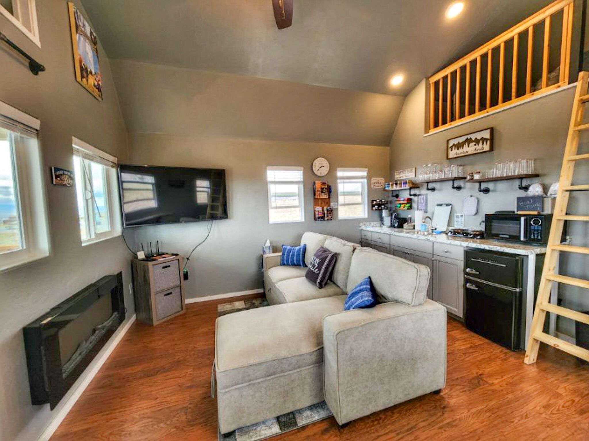 Cozy Lakeview Cabin | Stunning Lake and Mountain View | Canyon Ferry Lake