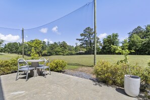 Outdoor dining - Contemporary coastal cottage (Ocean Springs)