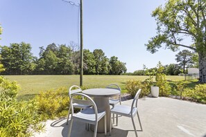 Outdoor dining - Contemporary coastal cottage (Ocean Springs)