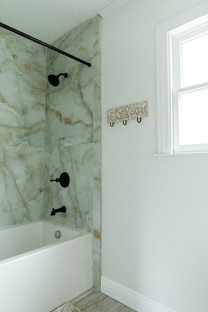 Combined shower/bathtub, hair dryer, towels, soap - The Nellie Rose House - BOHO DESIGN DOWNTOWN (Lake Charles)