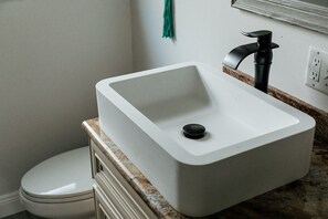 وحدات دش مع أحواض استحمام، مجففات شعر، مناشف، صابون