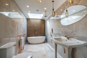 Badewanne, Haartrockner, Handtücher