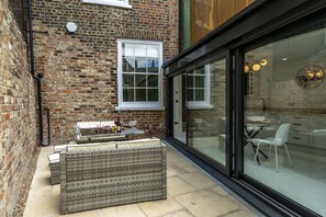 Outdoor dining - Clifford's Townhouse-  a premium stay that sleeps 8 guests  in 3 bedrooms (York)