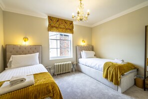 3 bedrooms, iron/ironing board, Internet - Clifford's Townhouse-  a premium stay that sleeps 8 guests  in 3 bedrooms (York)