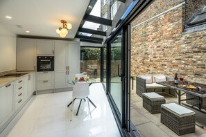 Outdoor dining - Clifford's Townhouse-  a premium stay that sleeps 8 guests  in 3 bedrooms (York)