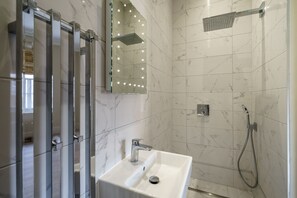 Bathtub, hair dryer, towels - Clifford's Townhouse-  a premium stay that sleeps 8 guests  in 3 bedrooms (York)