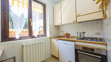 Kylskåp, mikrovågsugn, ugn och spishäll