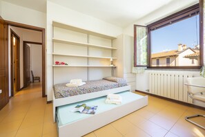 2 slaapkamers, een bureau, een strijkplank/strijkijzer, internet