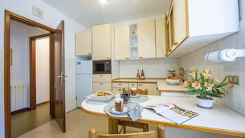 Kylskåp, mikrovågsugn, ugn och spishäll