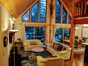 Una Smart TV, un futbolín, una mesa de tenis de mesa, libros