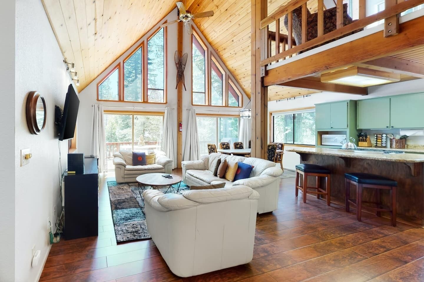 TV connectée, baby-foot, table de tennis de table, livres