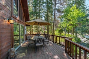 Outdoor dining - Four seasons Mountain Chalet close to ski resorts (Soda Springs)