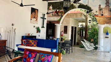 Televisión de pantalla plana, libros y servicios de streaming