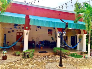 Televisión de pantalla plana, libros, servicios de streaming