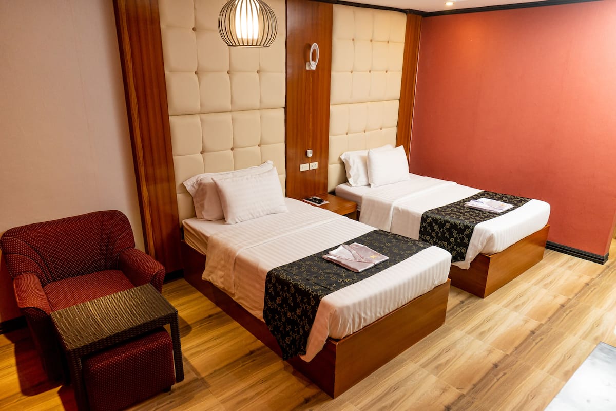Habitación Deluxe con 2 camas individuales, accesible para personas con discapacidad | Caja fuerte, escritorio, wifi gratis y ropa de cama