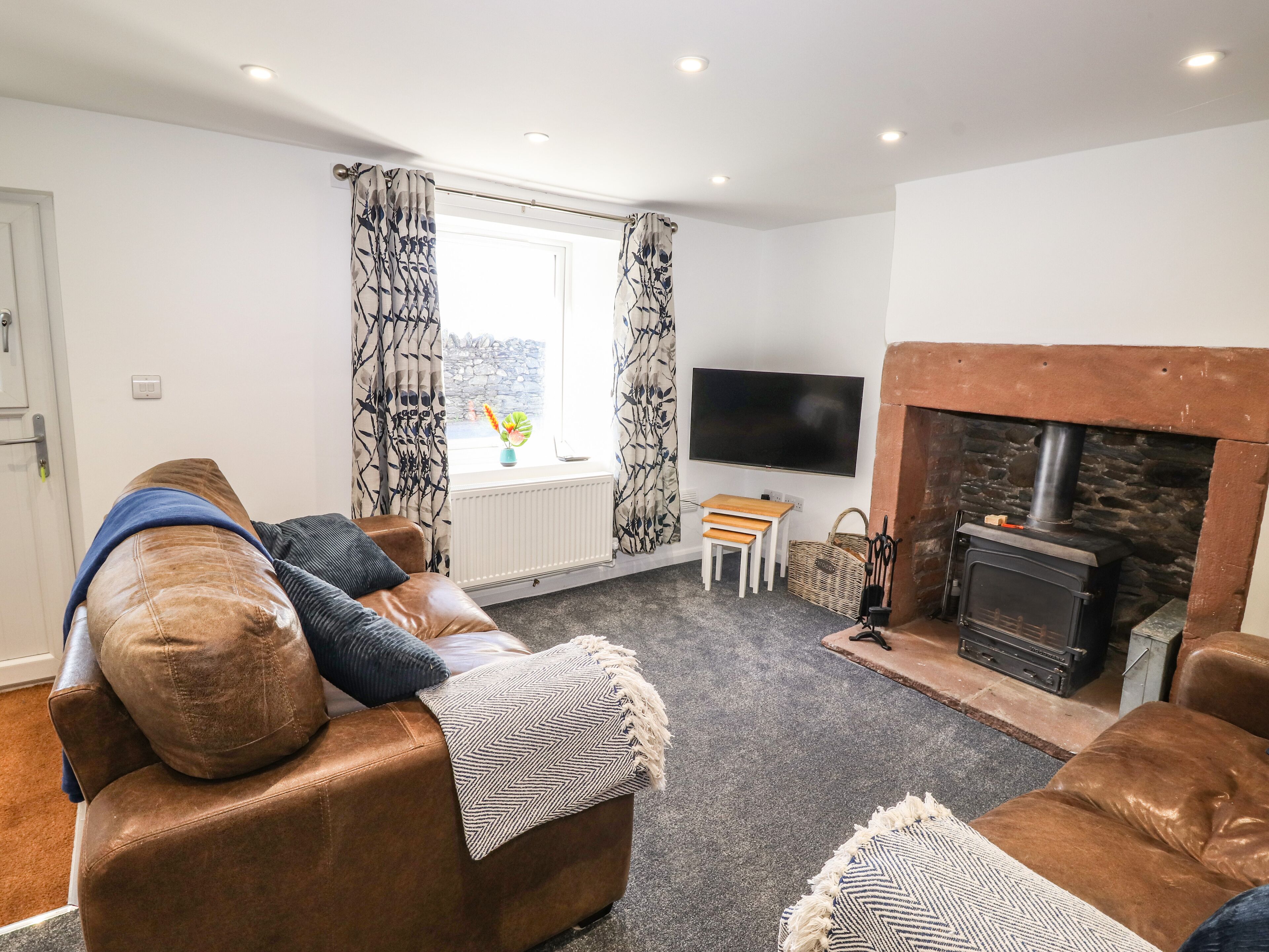 SPARROW COTTAGE, pet friendly, character holiday cottage in Keswick