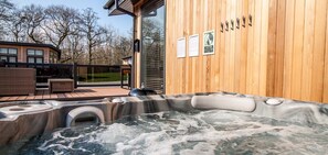 Outdoor spa tub - Holly Lodge | sleeps 6 - Hot Tub, Dog Friendly - 5* Visit England (Pickering)
