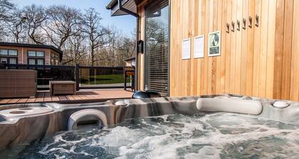 Holly Lodge | sleeps 6 - Hot Tub, Dog Friendly - 5* Visit England