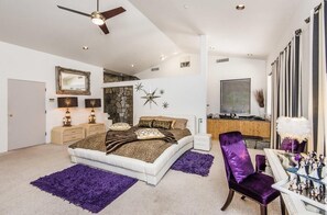 Down duvets, Select Comfort beds, individually decorated - Starlight Boutique Hotel (Pioneertown)