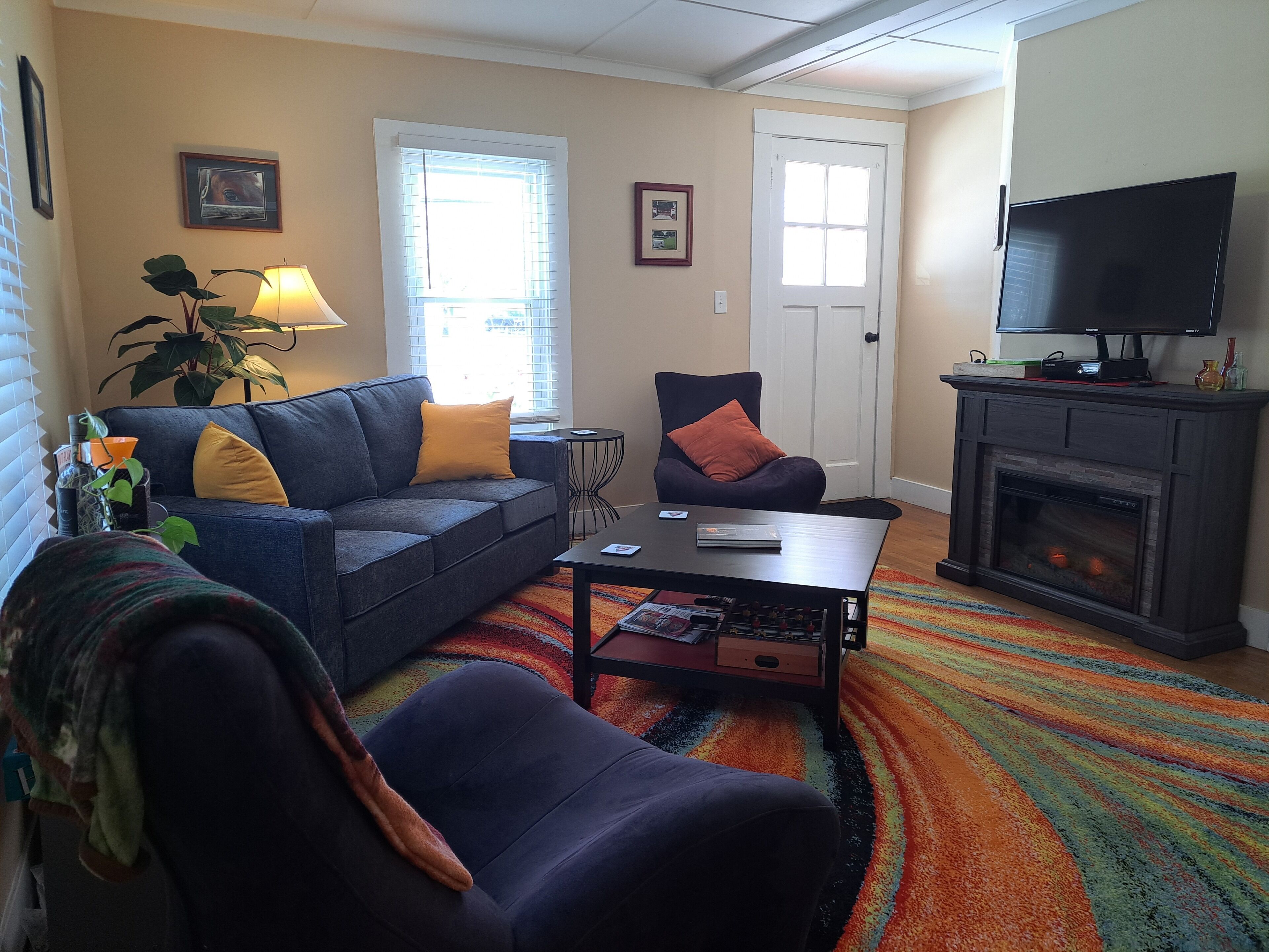 Een smart-tv, een open haard, videogames en boeken