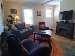 Smart-tv, een open haard, videospelletjes en boeken