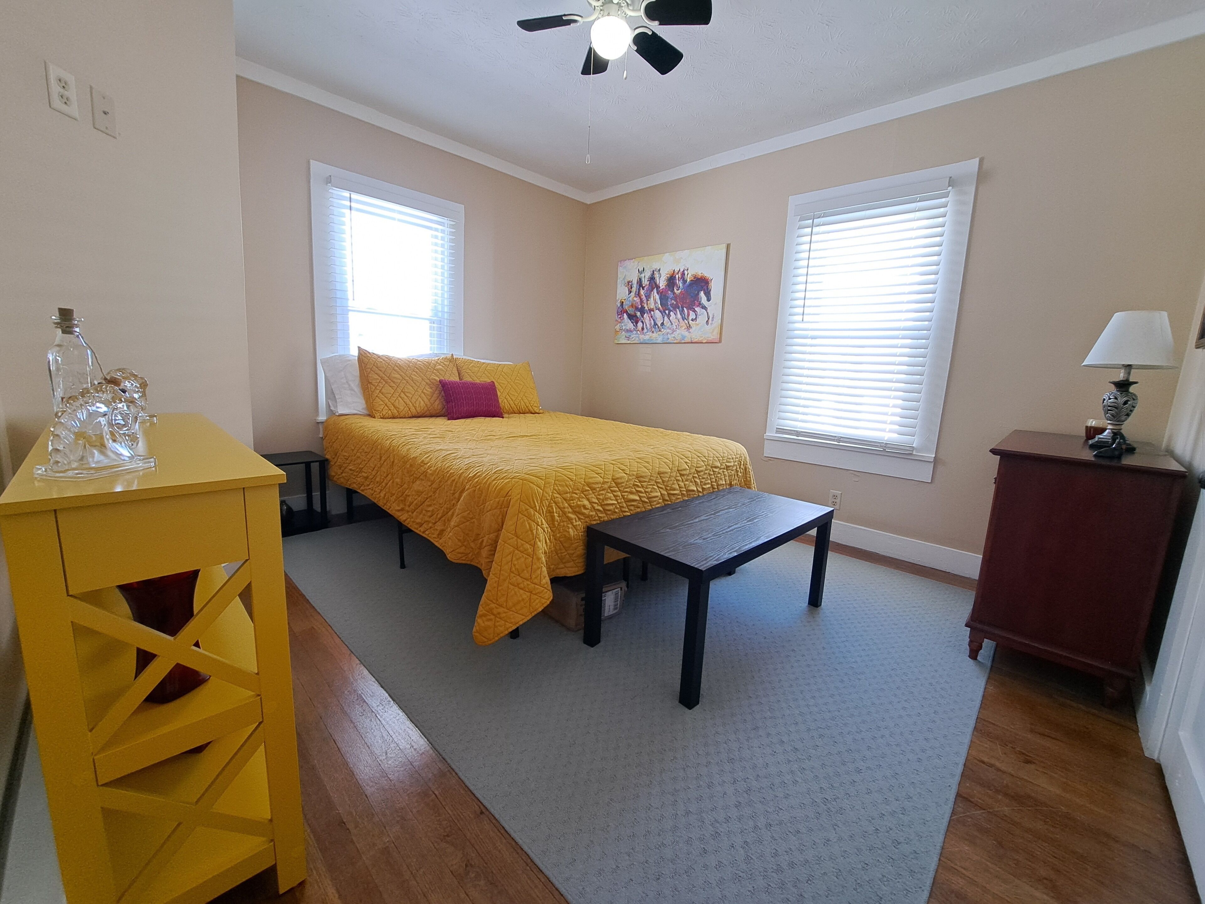 2 slaapkamers, een strijkplank/strijkijzer, gratis wifi, beddengoed