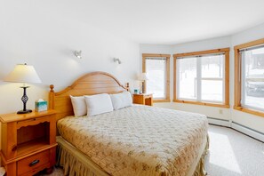 4 bedrooms, iron/ironing board, free Internet, bed sheets