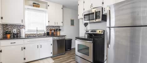 Refrigerador, microondas, horno y parrilla de estufa