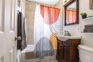 Ensemble douche/baignoire, serviettes fournies