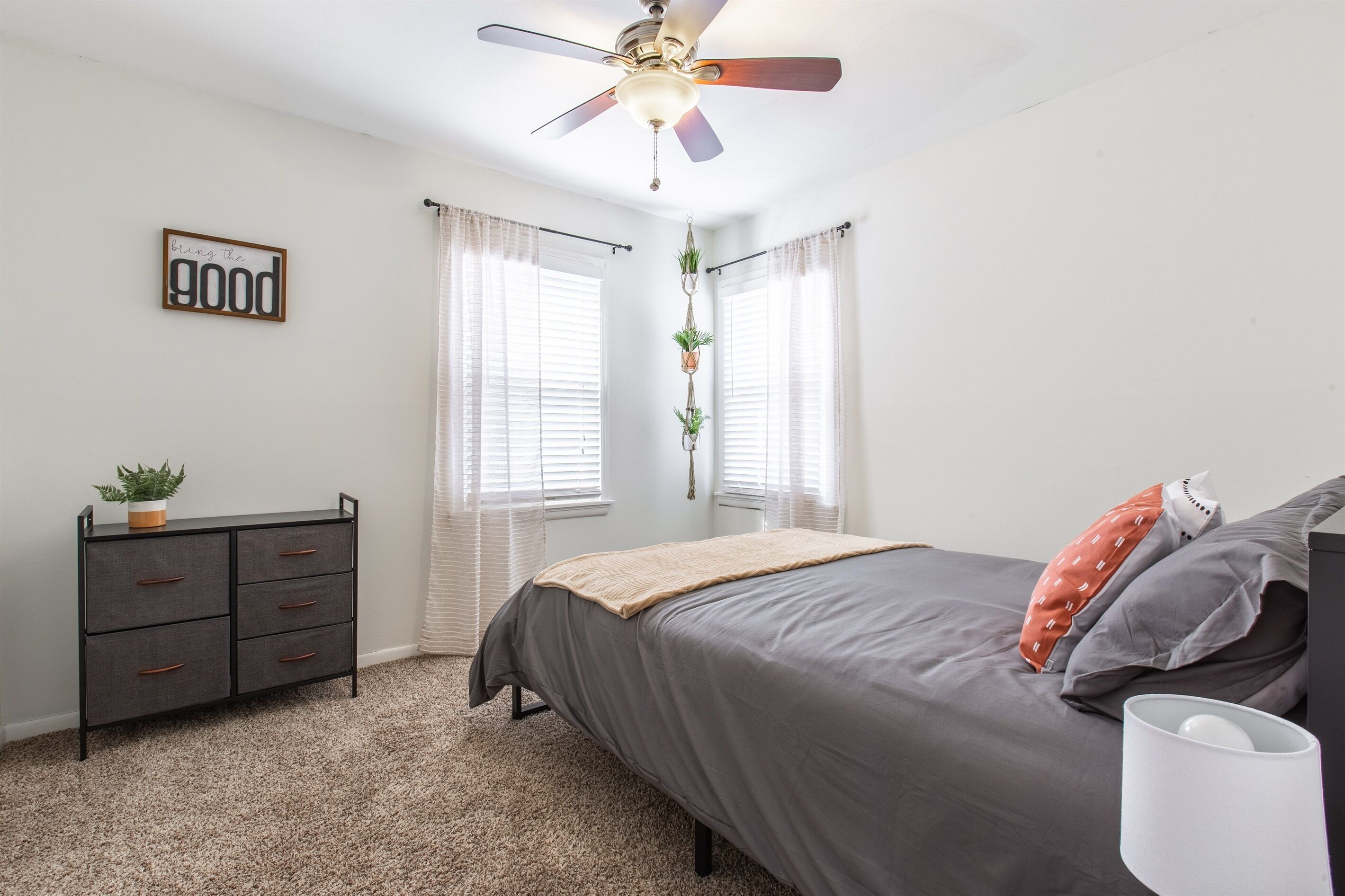 Retreat in KC 3BD | Pet friendly | Waldo Home