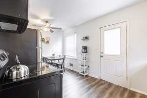 Jääkaappi, mikroaaltouuni, uuni, liesi