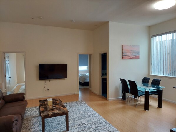 Smart TV - Comfy 2 bdrm 1 bath 3 beds in-law unit w/kitchen (Daly City)