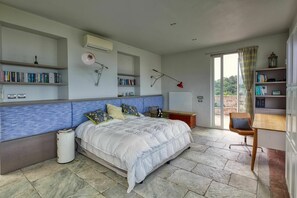 3 bedrooms, iron/ironing board, travel crib, free WiFi - Castle with pool and sea views for 6 People (Monteggiori)