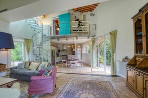 TV, fireplace - Castle with pool and sea views for 6 People (Monteggiori)