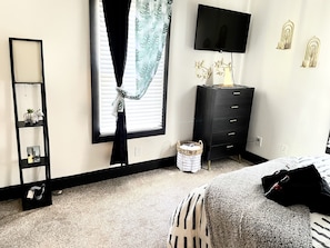 3 bedrooms, iron/ironing board, WiFi, bed sheets - Newly renovated home in Downtown Atlanta near Mercedes Benz Arena (Atlanta)