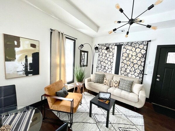 Smart TV - Newly renovated home in Downtown Atlanta near Mercedes Benz Arena (Atlanta)