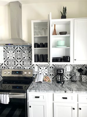 Fridge, microwave, oven, stovetop - Newly renovated home in Downtown Atlanta near Mercedes Benz Arena (Atlanta)